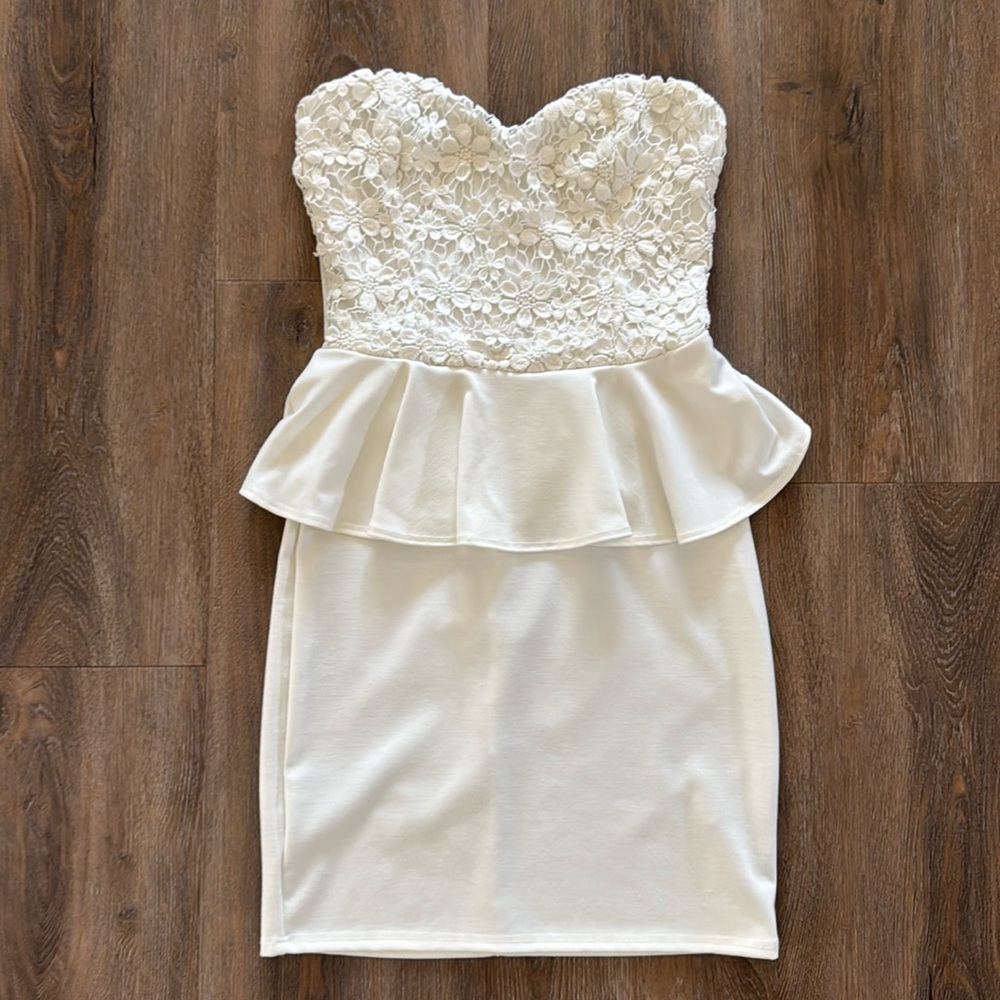 White fitted dress with sweetheart neck - Picture 2 of 2